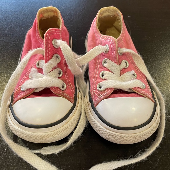 Toddler size 4 Converse - Picture 1 of 4